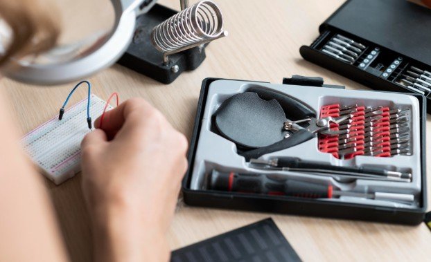 What Should Beginners Look for in a Digital Multimeter