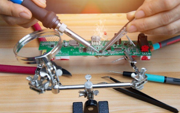 Best Mini Bench Vise for Circuit Board and Small Parts Assembly - What Actually Matters