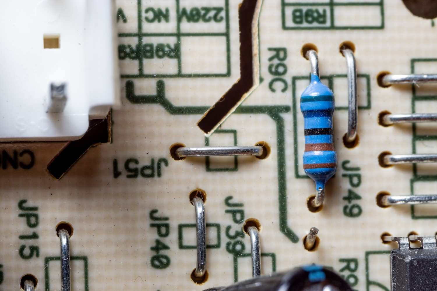 How Do You Wire a Simple NPN Transistor Switch Circuit
